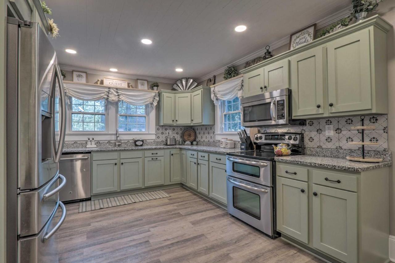 Peaceful Renovated Home With Deck On Half Acre! Эшборо Экстерьер фото