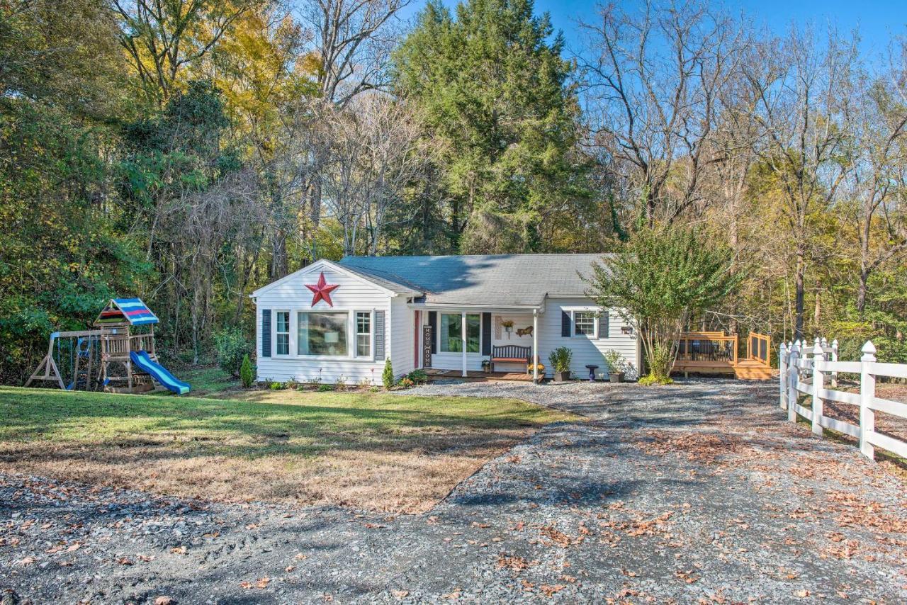 Peaceful Renovated Home With Deck On Half Acre! Эшборо Экстерьер фото