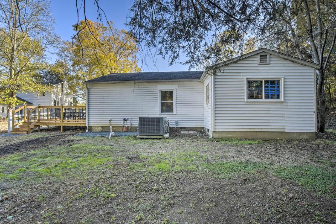 Peaceful Renovated Home With Deck On Half Acre! Эшборо Экстерьер фото