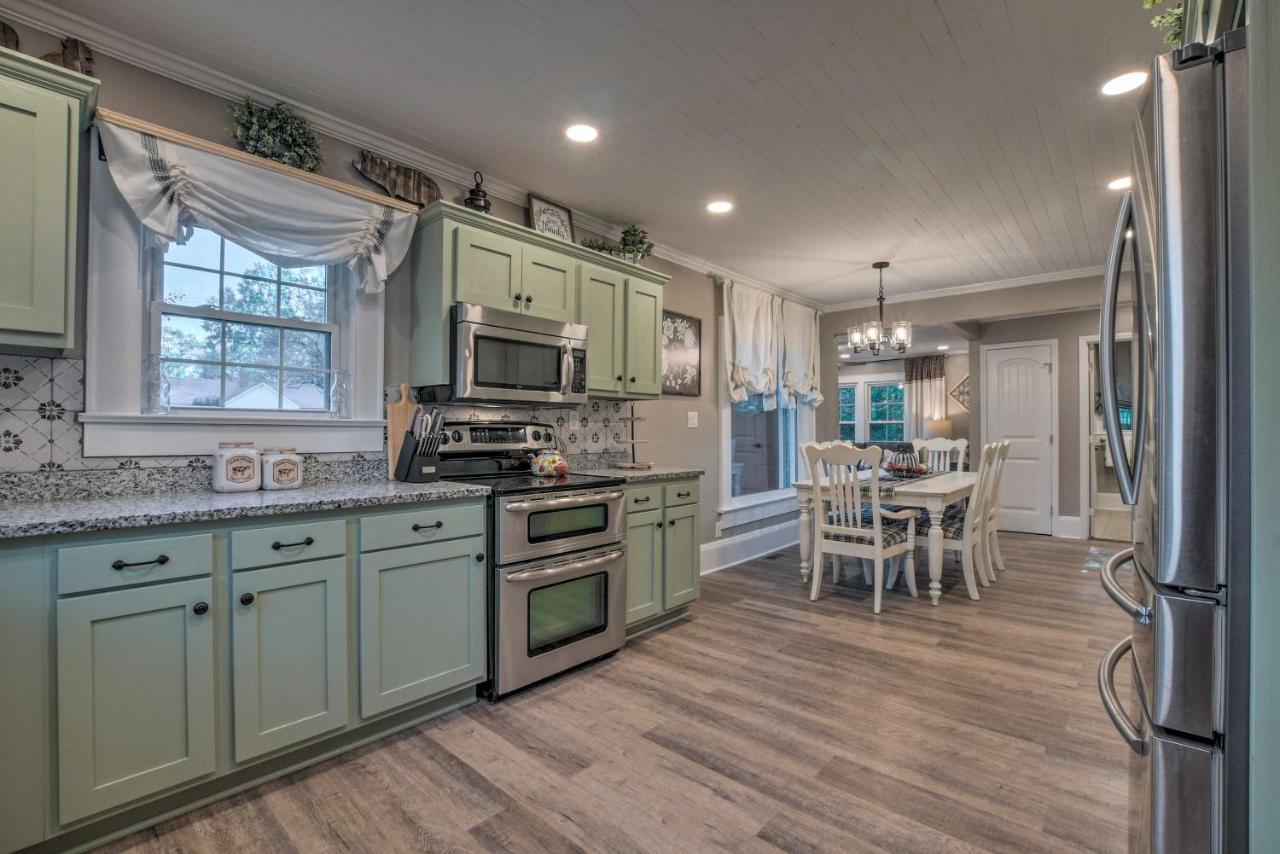 Peaceful Renovated Home With Deck On Half Acre! Эшборо Экстерьер фото